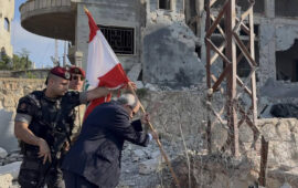 Βίντεο: Ο πρωθυπουργός του Λιβάνου τοποθετεί σημαία της χώρας σε μέρος από το οποίο αποσύρθηκαν οι Ισραηλινοί