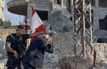 Βίντεο: Ο πρωθυπουργός του Λιβάνου τοποθετεί σημαία της χώρας σε μέρος από το οποίο αποσύρθηκαν οι Ισραηλινοί