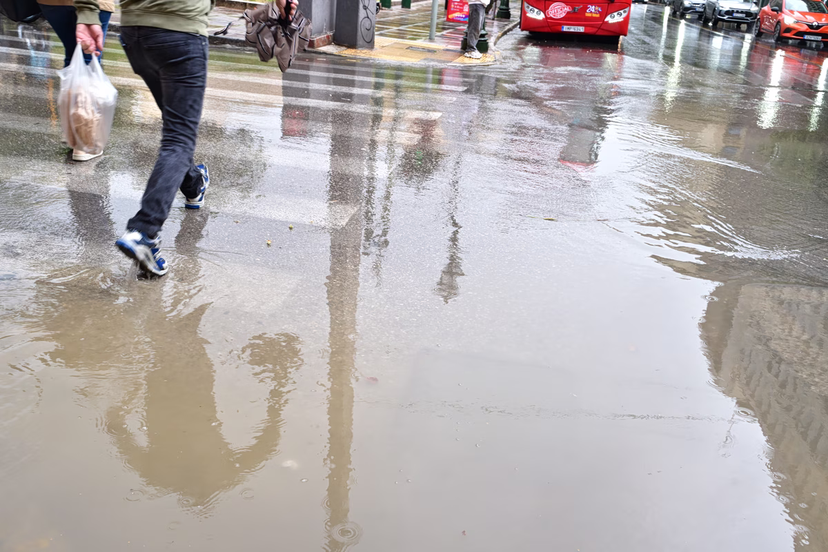 Προειδοποιητικά μηνύματα σε αρκετές περιοχές της χώρας ενόψει της κακοκαιρίας: «Περιορίστε τις μετακινήσεις σας»