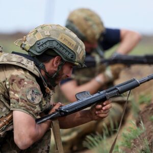 Εκκένωση δίχως τέλος στην Κονσταντινόβκα: Oι Ρώσοι απομάκρυναν άρρωστες γυναίκες πριν τον βομβαρδισμό! (βίντεο)