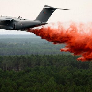 Γαλλία: Το A400M της Airbus ρίχτηκε στη μάχη των πυρκαγιών – Η πρώτη επιχειρησιακή ρίψη με 20 τόνους επιβραδυντικού