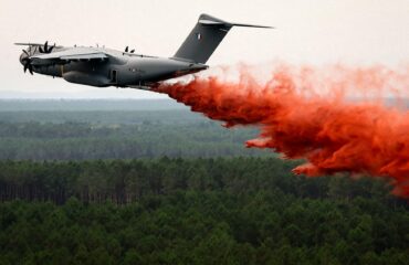 Γαλλία: Το A400M της Airbus ρίχτηκε στη μάχη των πυρκαγιών – Η πρώτη επιχειρησιακή ρίψη με 20 τόνους επιβραδυντικού