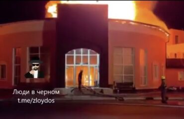 Οι Ρώσοι έκαψαν εβραϊκή συναγωγή στην Πολτάβα και τον τάφο του ραβίνου Σνέουρ Ζάλμαν – Δείτε βίντεο