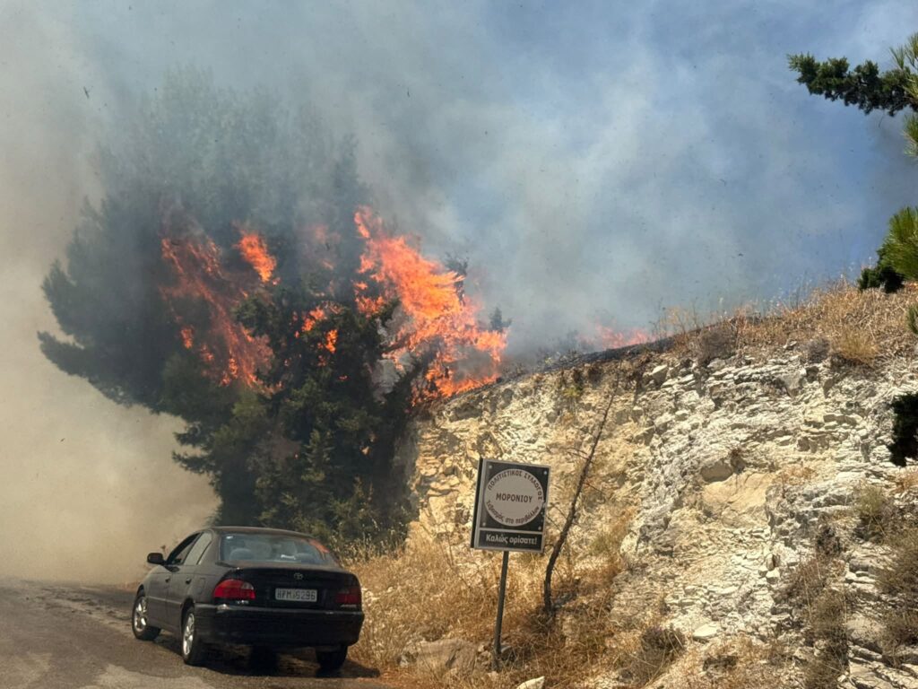 Σε επιφυλακή όλο το Ρέθυμνο: Εκτός ελέγχου οι πυρκαγιές – Εκκενώνεται η Αγία Γαλήνη των 2.000 τουριστών! (βίντεο)
