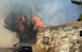 Σε επιφυλακή όλο το Ρέθυμνο: Εκτός ελέγχου οι πυρκαγιές – Εκκενώνεται η Αγία Γαλήνη των 2.000 τουριστών! (βίντεο)