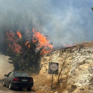 Σε επιφυλακή όλο το Ρέθυμνο: Εκτός ελέγχου οι πυρκαγιές – Εκκενώνεται η Αγία Γαλήνη των 2.000 τουριστών! (βίντεο)