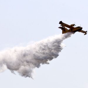 Υποδοχή ήρωα σε Έλληνα πιλότο Canadair με «αψίδα νερού» στην Ισπανία (βίντεο)