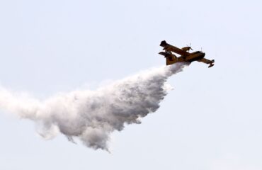 Υποδοχή ήρωα σε Έλληνα πιλότο Canadair με «αψίδα νερού» στην Ισπανία (βίντεο)