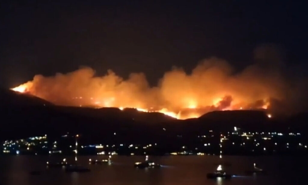 Μεγάλη δημοσιότητα έχει πάρει στη Βρετανία η φωτιά στην Πάρο