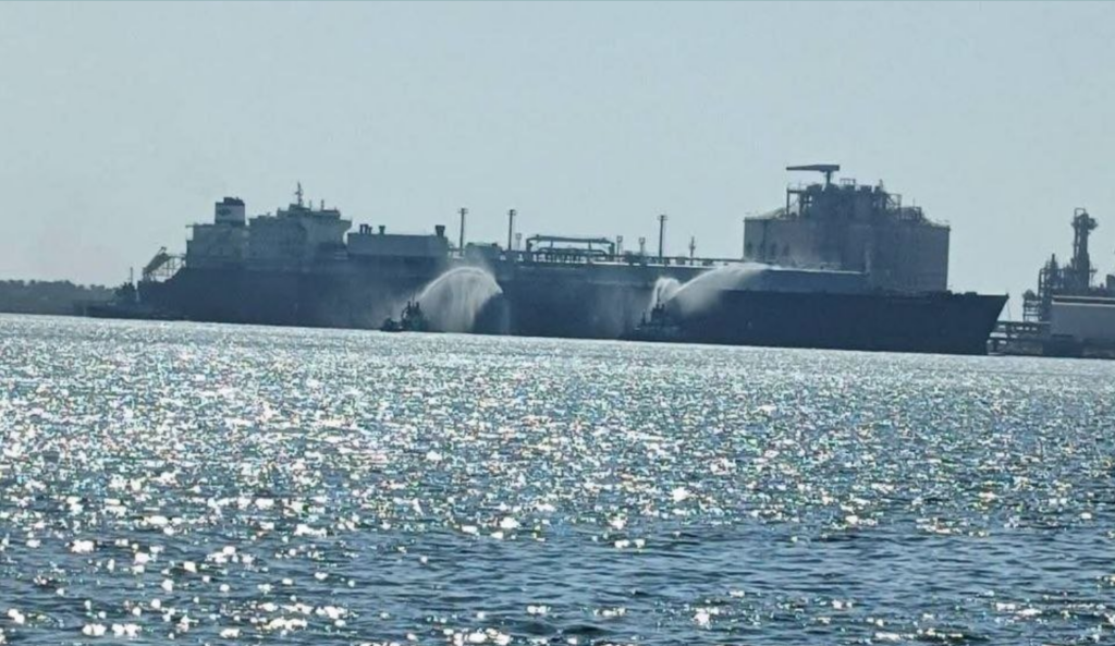 Πρωτοφανές πλήγμα σε πλοίο LNG των ΗΠΑ στα νερά της Μεσογείου: Αναφορές ότι χτυπήθηκε από ιρανικό drone! (βίντεο)