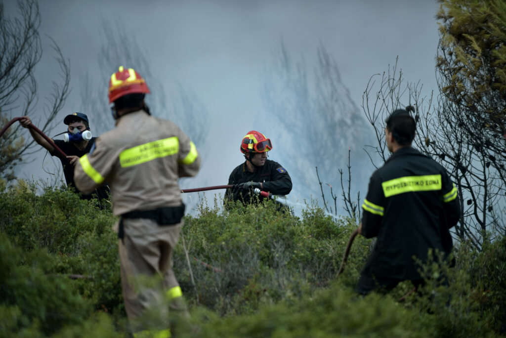 Δύο νεκροί πυροσβέστες μετά τις μάχες με τις πυρκαγιές – Πύρινη «κόλαση» στο Ρέθυμνο (βίντεο)