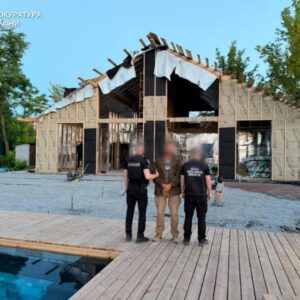 Oυκρανός διοικητής έβαλε 80 στρατιώτες να του κατασκευάσουν πολυτελή έπαυλη: Τους υποσχέθηκε ότι δεν θα πολεμήσουν!