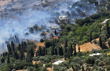 Φωτιά στην Άνδρο: Εκκενώνονται οι περιοχές Παλαιόπολη και Κόλυμπος (φωτο)