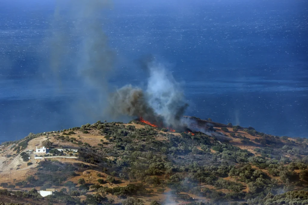 Φωτιά στο Ρέθυμνο: Toυλάχιστον 50 άνθρωποι απεγκλωβίστηκαν διά θαλάσσης στην παραλία Πρέβελη