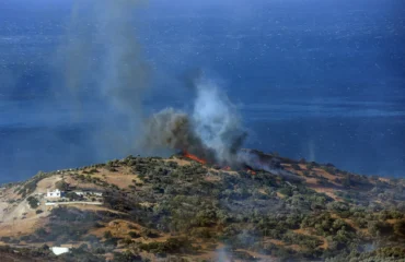 Φωτιά στο Ρέθυμνο: Toυλάχιστον 50 άνθρωποι απεγκλωβίστηκαν διά θαλάσσης στην παραλία Πρέβελη