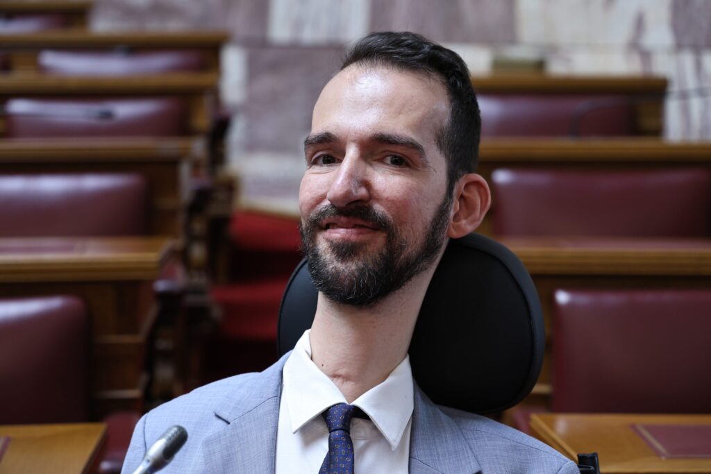 Κάταγμα στο γόνατο και γύψο μετά από πτώση από το αμαξίδιό του για τον Σ.Κυμπουρόπουλο