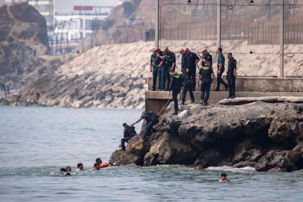 Η Γαλλία ενισχύει τους ελέγχους στα σύνορα μετά τη μαζική είσοδο αλλοδαπών στη Θέουτα της Ισπανίας