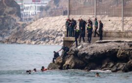Η Γαλλία ενισχύει τους ελέγχους στα σύνορα μετά τη μαζική είσοδο αλλοδαπών στη Θέουτα της Ισπανίας