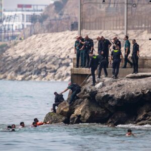 Η Γαλλία ενισχύει τους ελέγχους στα σύνορα μετά τη μαζική είσοδο αλλοδαπών στη Θέουτα της Ισπανίας