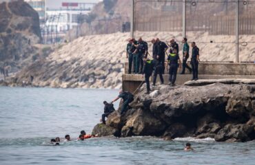 Η Γαλλία ενισχύει τους ελέγχους στα σύνορα μετά τη μαζική είσοδο αλλοδαπών στη Θέουτα της Ισπανίας