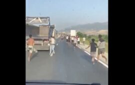 Βίντεο-σοκ από τη Θέουτα: Καταγγελίες ότι Μαροκινοί χωροφύλακες συνοδεύουν μετανάστες προς τα σύνορα