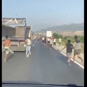 Βίντεο-σοκ από τη Θέουτα: Καταγγελίες ότι Μαροκινοί χωροφύλακες συνοδεύουν μετανάστες προς τα σύνορα