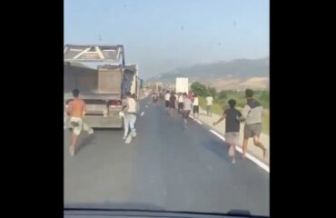 Βίντεο-σοκ από τη Θέουτα: Καταγγελίες ότι Μαροκινοί χωροφύλακες συνοδεύουν μετανάστες προς τα σύνορα