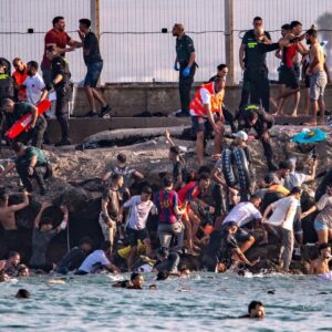 Οι Ισπανοί αναγκάστηκαν να αποκαλύψουν τον αριθμό όσων μπήκαν παράνομα μετά τις ορδές χιλιάδων αλλοδαπών (βίντεο)