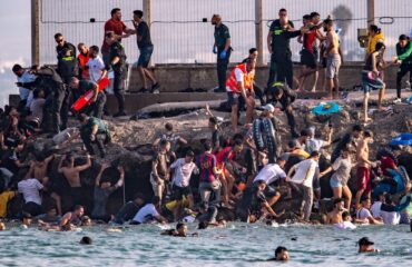 Οι Ισπανοί αναγκάστηκαν να αποκαλύψουν τον αριθμό όσων μπήκαν παράνομα μετά τις ορδές χιλιάδων αλλοδαπών (βίντεο)