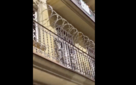 Βαρκελώνη: Κάτοικοι τοποθετούν συρματοπλέγματα στα μπαλκόνια υπό τον φόβο διαρρήξεων από παράνομους μετανάστες!