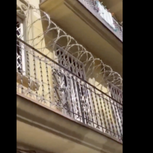 Βαρκελώνη: Κάτοικοι τοποθετούν συρματοπλέγματα στα μπαλκόνια υπό τον φόβο διαρρήξεων από παράνομους μετανάστες!
