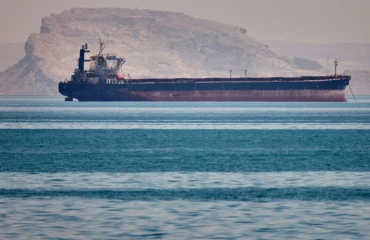 Δεξαμενόπλοιο κτυπήθηκε από άγνωστο βλήμα στα ανοιχτά του Ομάν