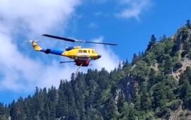 Φωτιά στα Άγραφα: Η στιγμή που ελικόπτερο της Πυροσβεστικής ανεφοδιάζεται με νερό από ποτάμι (βίντεο)