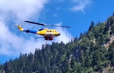 Φωτιά στα Άγραφα: Η στιγμή που ελικόπτερο της Πυροσβεστικής ανεφοδιάζεται με νερό από ποτάμι (βίντεο)