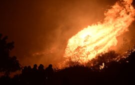 Μαίνεται η «μάχη» με τις πυρκαγιές στο Πόρτο Γερμενό: 12 άτομα απεγκλωβίστηκαν δια θαλάσσης