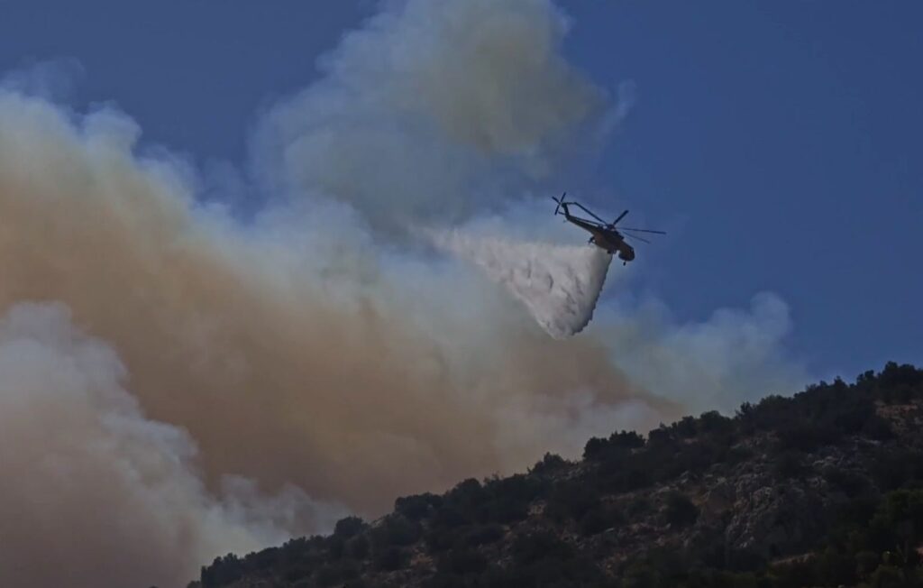 Κεφαλονιά: «Μάχη» με τις φλόγες κοντά σε κατοικημένες περιοχές – Συνεχείς ρίψεις από αέρος