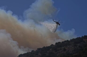 Κεφαλονιά: «Μάχη» με τις φλόγες κοντά σε κατοικημένες περιοχές – Συνεχείς ρίψεις από αέρος