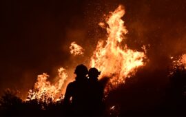 Ολονύκτια «μάχη» με τα πύρινα μέτωπα σε Αττική, Βοιωτία, Φωκίδα και Κεφαλονιά – «Μπαράζ» μηνυμάτων για εκκενώσεις