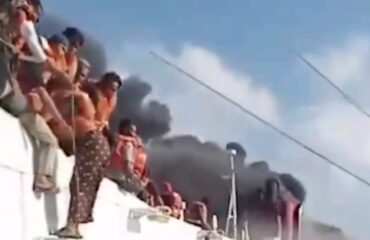 Θρίλερ ανοιχτά της Ινδονησίας: Φωτιά σε πλοίο με 271 επιβάτες – Τουλάχιστον 5 νεκροί και 41 αγνοούμενοι (βίντεο)