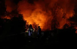 Ολονύκτιος αγώνας στην Δυτική Αττική για τον περιορισμό της μεγάλης φωτιάς: Δημιουργούνται αντιπυρικές ζώνες