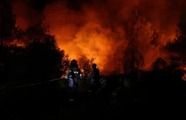 Ολονύκτιος αγώνας στην Δυτική Αττική για τον περιορισμό της μεγάλης φωτιάς: Δημιουργούνται αντιπυρικές ζώνες