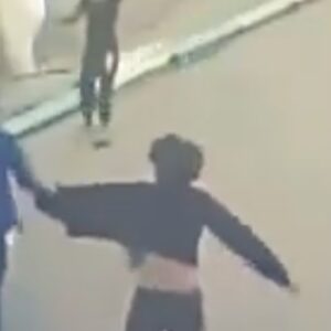 Σοκαριστικό βίντεο από τη Βραζιλία: Άνδρας προσπαθεί να απαγάγει 9χρονο παιδί στη μέση του δρόμου (βίντεο)
