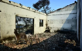 Εικόνες καταστροφής στο Πόρτο Γερμενό μετά την φωτιά: «Στάχτες» έγιναν σπίτια και οχήματα (φωτο)