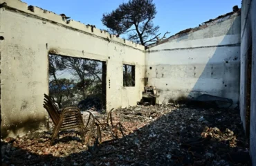 Εικόνες καταστροφής στο Πόρτο Γερμενό μετά την φωτιά: «Στάχτες» έγιναν σπίτια και οχήματα (φωτο)