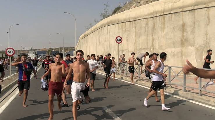 Μαζική εκκαθαριστική επιχείρηση των Ισπανών στη Θέουτα: 10.000 Αφρικανοί & Μαροκινοί «σπρώχνονται» από τον Στρατό εκτός του θύλακα