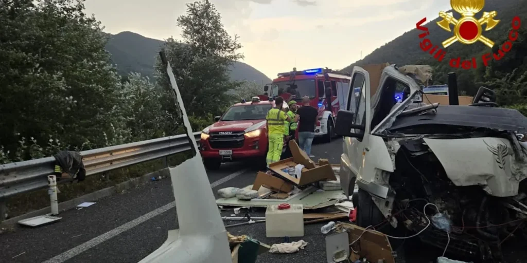 Έξι νεκροί και 34 τραυματίες σε καραμπόλα με τουριστικό λεωφορείο και τροχόσπιτο