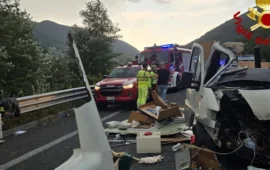Έξι νεκροί και 34 τραυματίες σε καραμπόλα με τουριστικό λεωφορείο και τροχόσπιτο