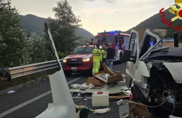 Έξι νεκροί και 34 τραυματίες σε καραμπόλα με τουριστικό λεωφορείο και τροχόσπιτο