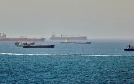 Στενά του Ορμούζ: Φορτηγό πλοίο δέχθηκε επίθεση από άγνωστο βλήμα