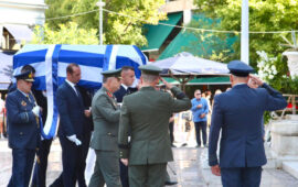 Αυτή την ώρα το τελευταίο «αντίο» στον πρώην υπουργό Ι.Βαρβιτσιώτη (φωτο)
